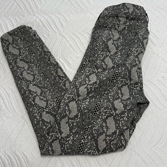 Hudson Women’s Black & Grey Snakeskin Print Skinny Stretch Pants. Size 28 - Picture 4 of 9